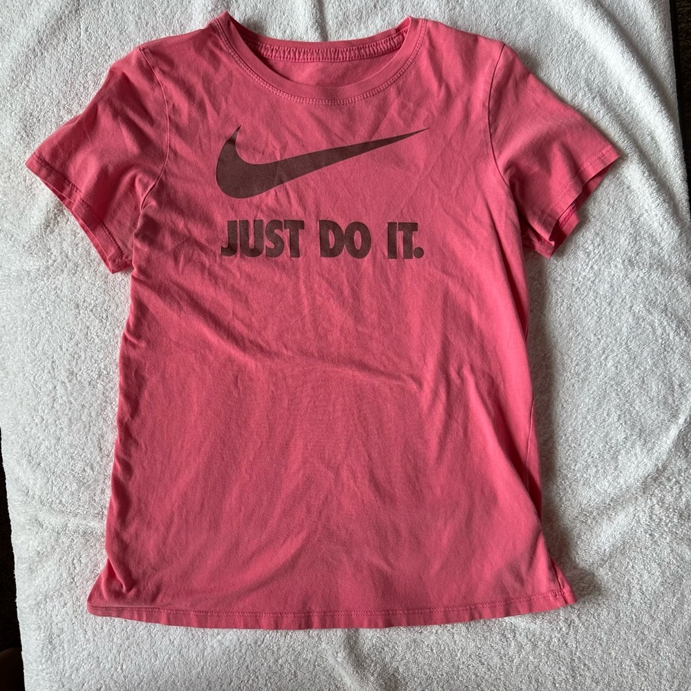 Womens Nike tee S